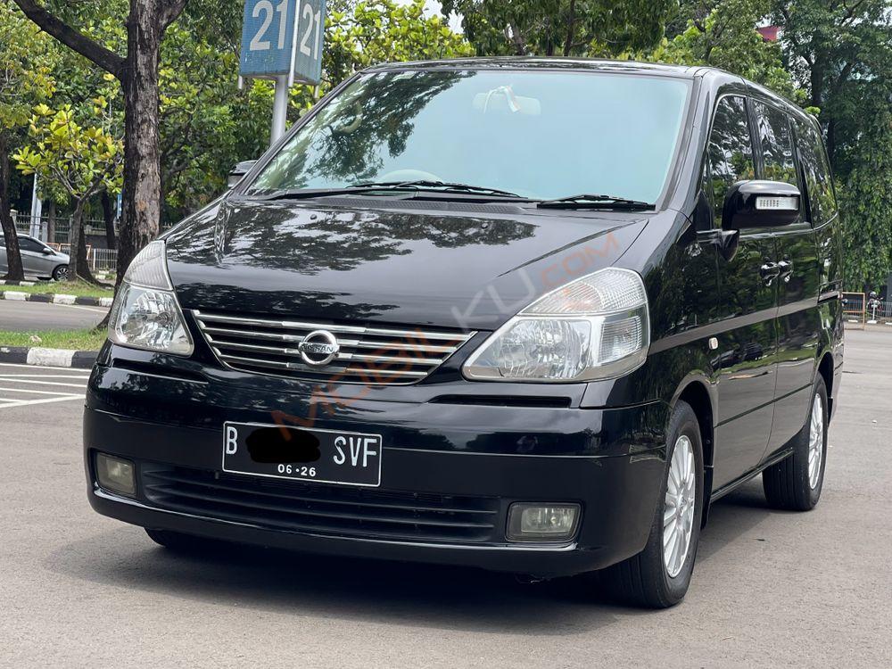 Mobil Nissan Serena 2011