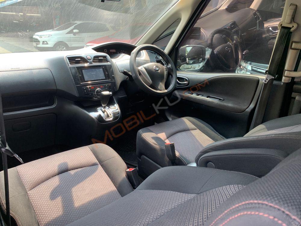 Mobil Nissan Serena 2013