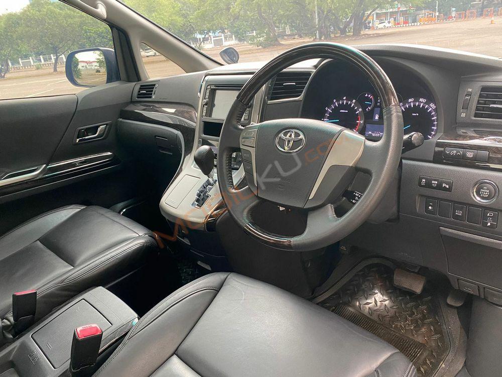 Mobil Toyota Vellfire 2014
