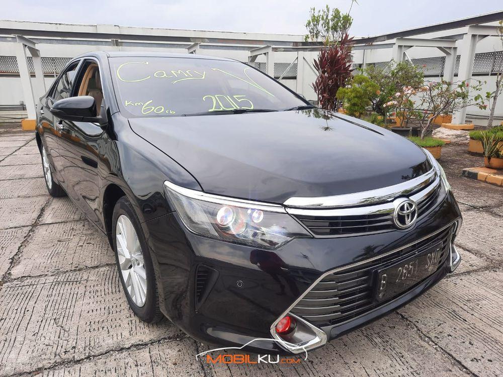 Mobil Toyota Camry 2015