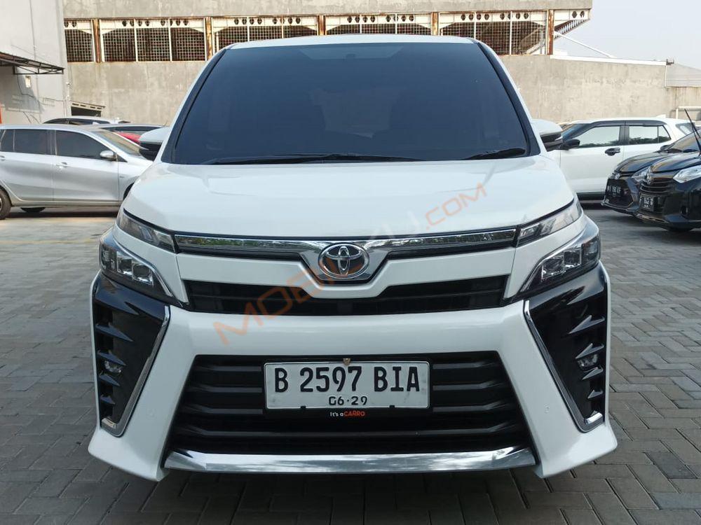 Mobil Toyota Voxy 2019