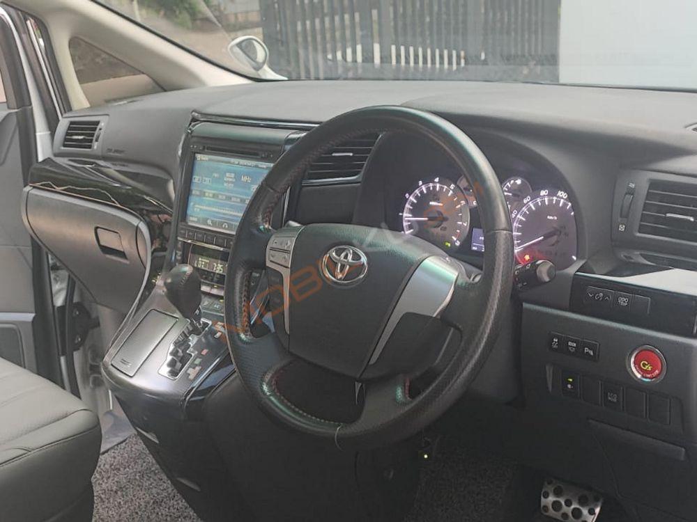 Mobil Toyota Vellfire 2014