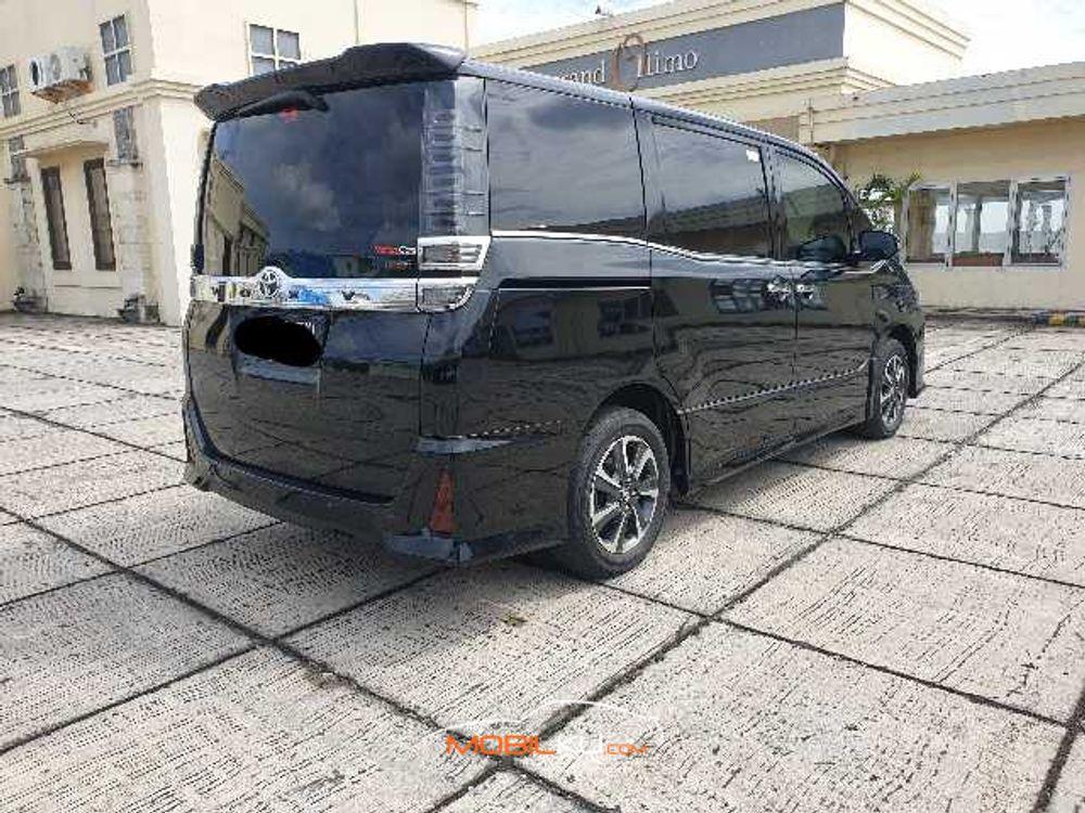 Mobil Toyota Voxy 2018