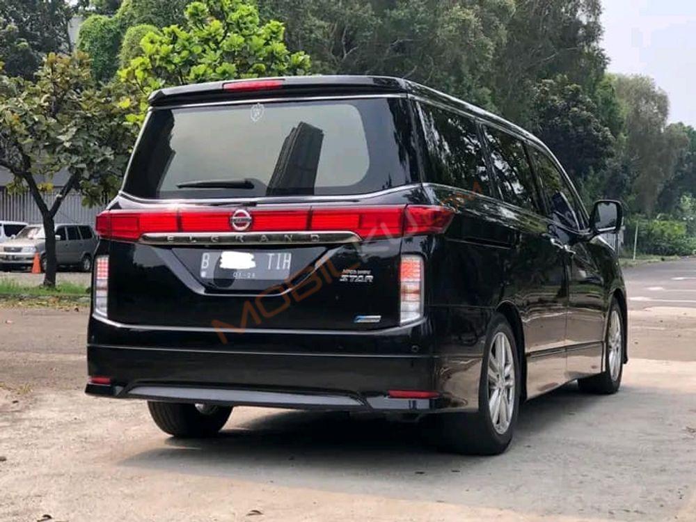 Mobil Nissan Elgrand 2013