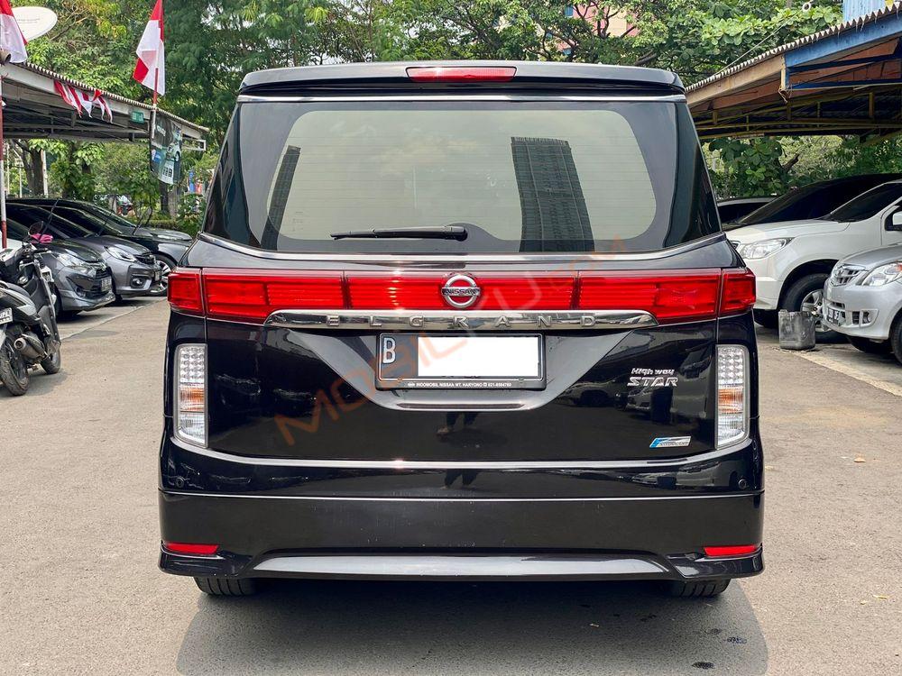 Mobil Nissan Elgrand 2013
