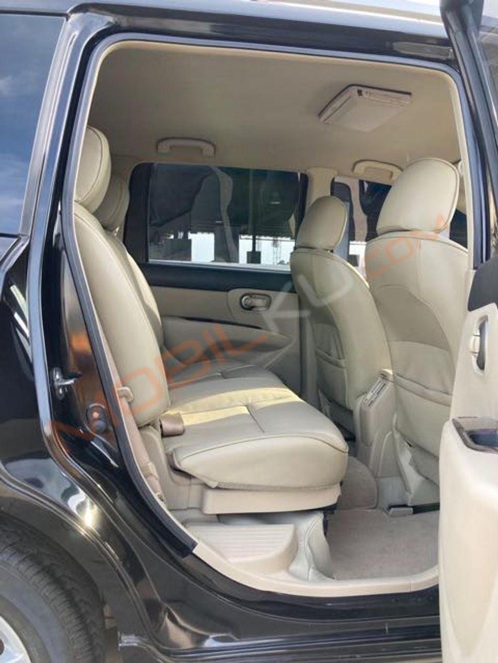 Mobil Nissan Grand Livina 2013