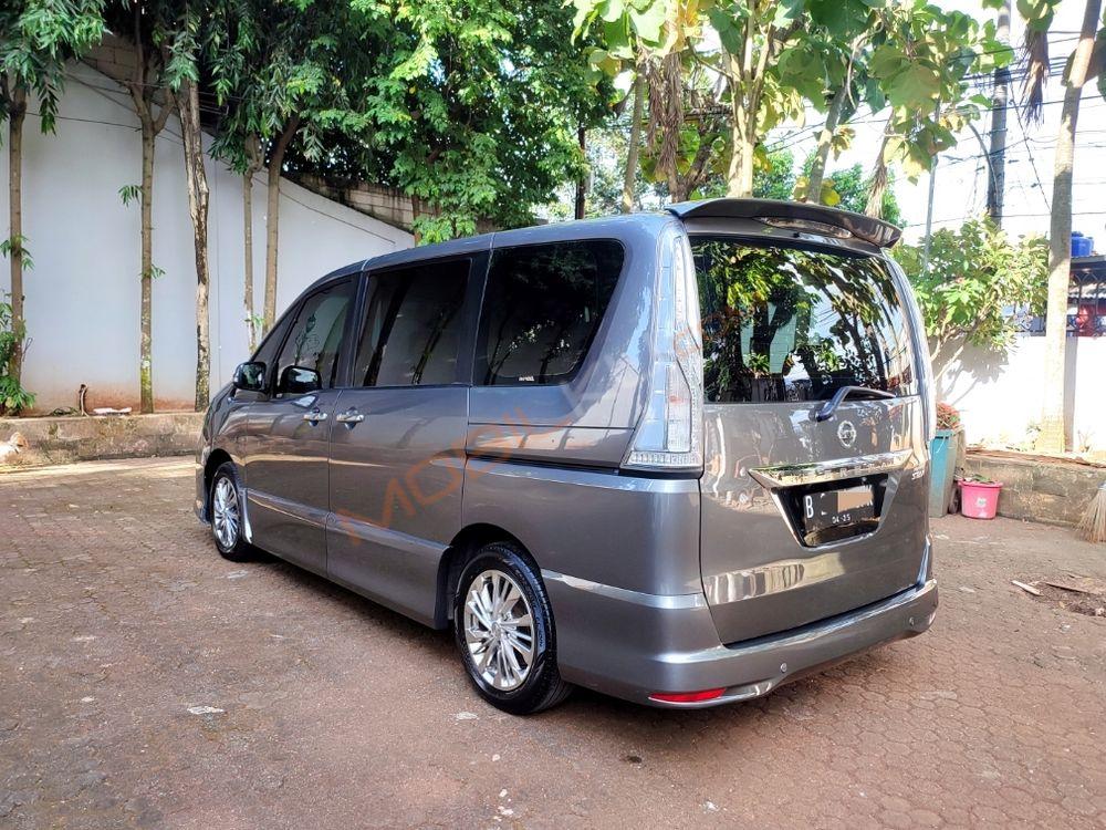 Mobil Nissan Serena 2015