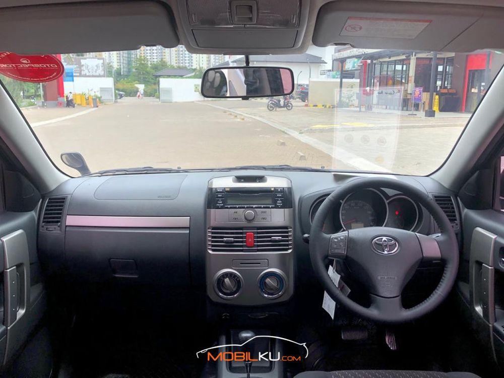 Mobil Toyota Yaris 2015