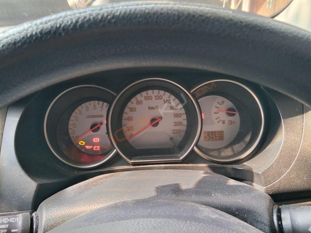 Mobil Nissan Grand Livina 2012