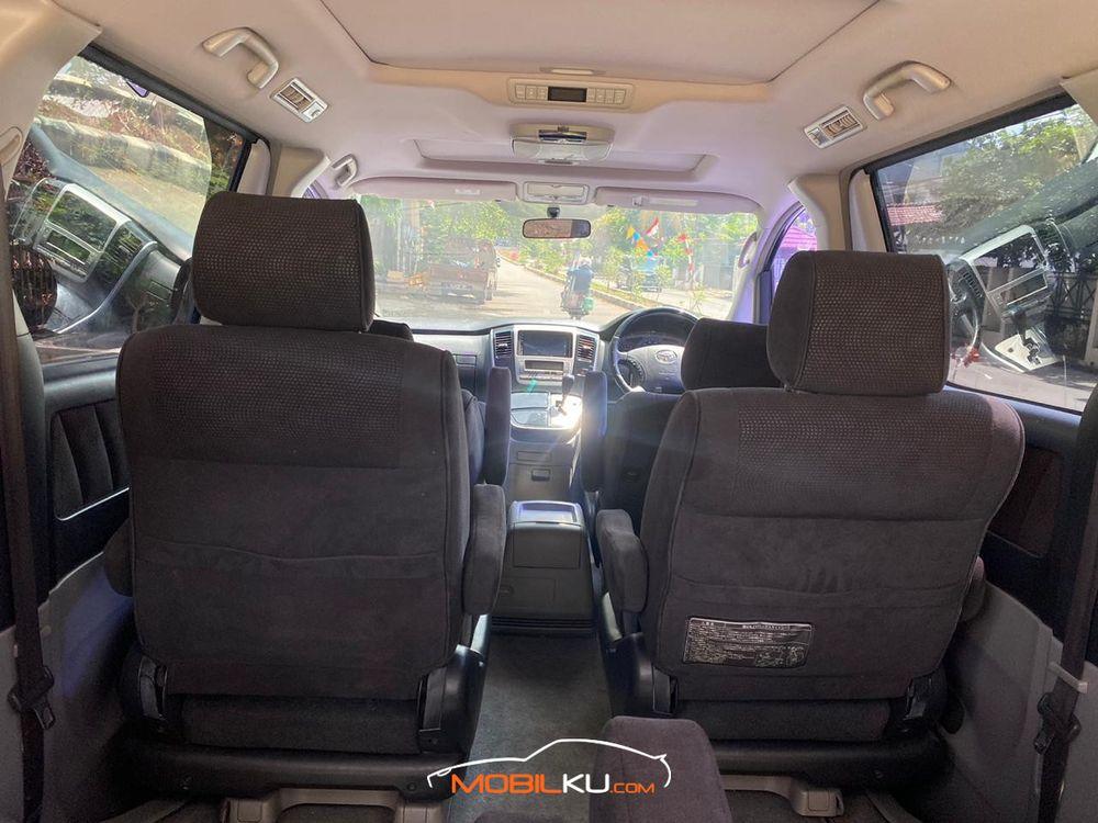 Mobil Toyota Alphard 2004