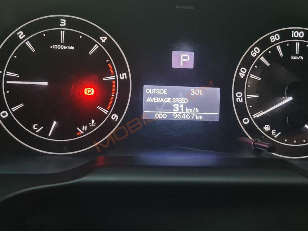 Mobil Toyota Kijang Innova 2016