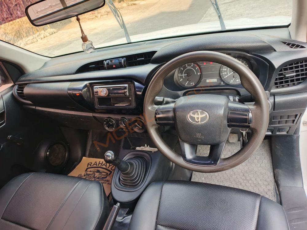 Mobil Toyota Hilux 2015