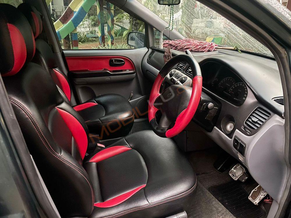 Mobil Hyundai Trajet 2001