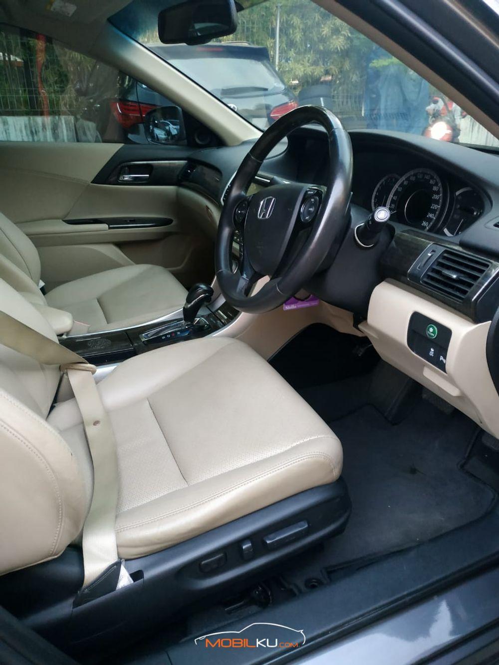 Mobil Honda Accord 2014