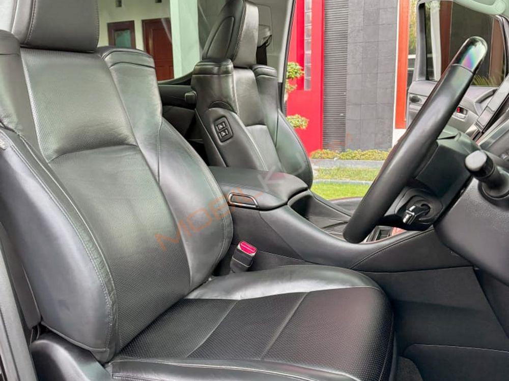 Mobil Toyota Vellfire 2015