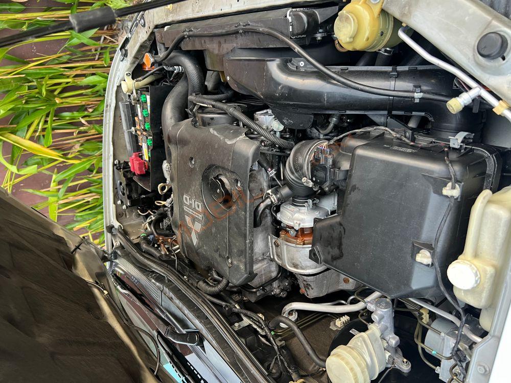 Mobil Mitsubishi Pajero 2012