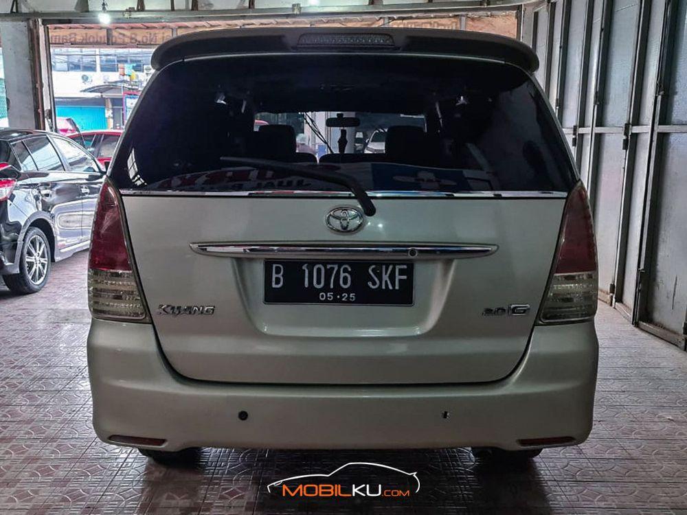Mobil Toyota Kijang Innova 2010