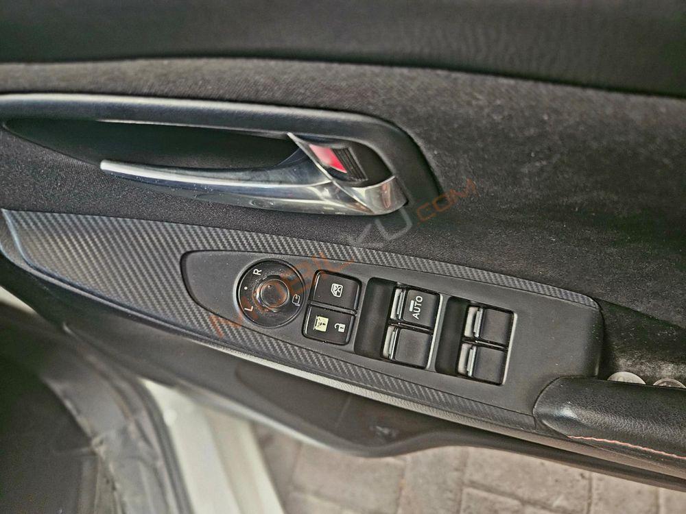 Mobil Mazda 2 Hatchback 2015