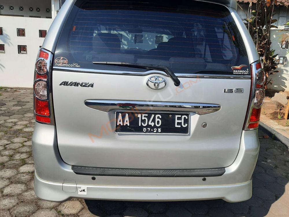 Mobil Toyota Avanza 2010