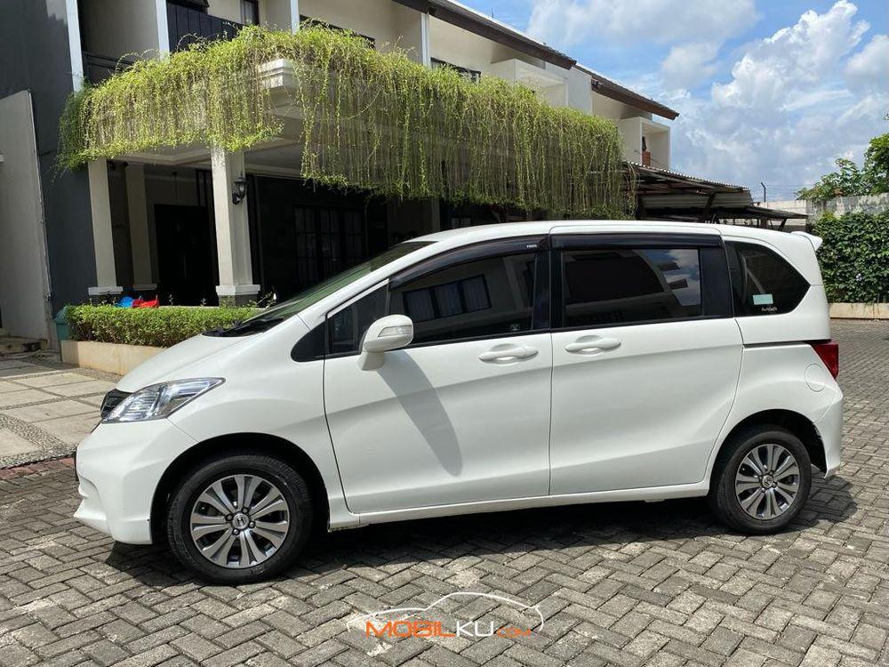 Mobil Honda Freed 2013