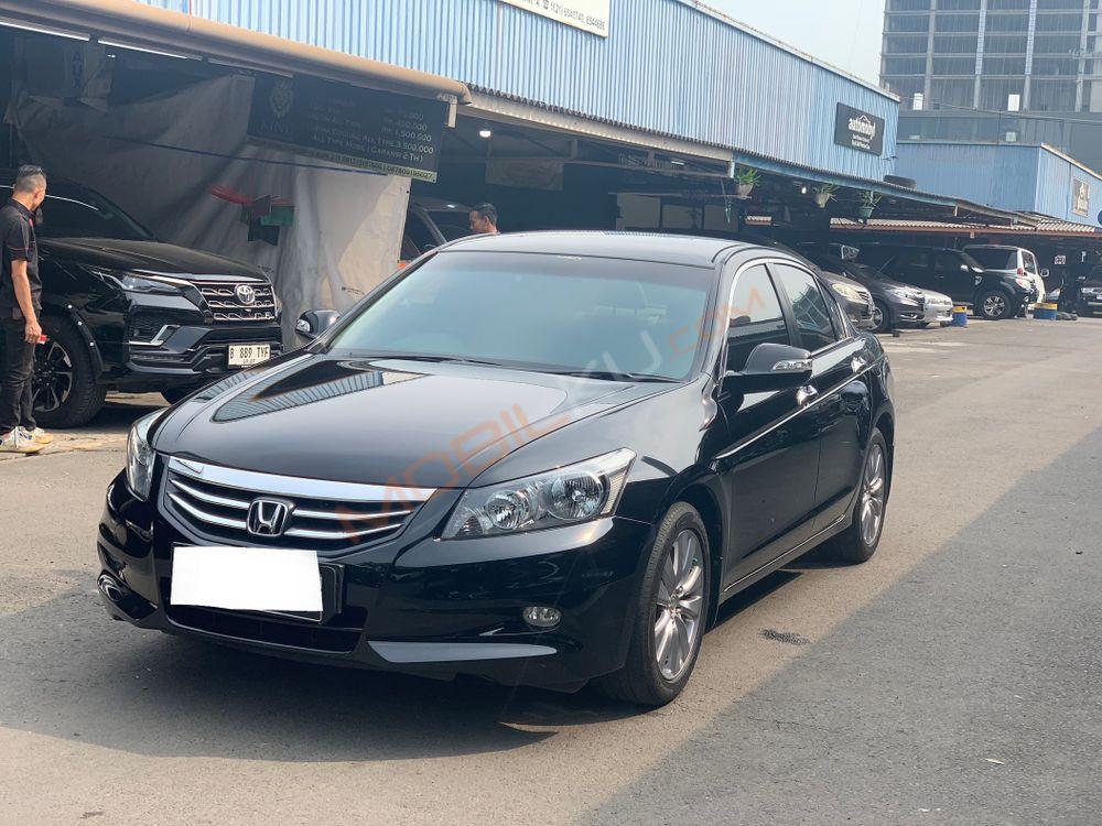 Mobil Honda Accord 2011
