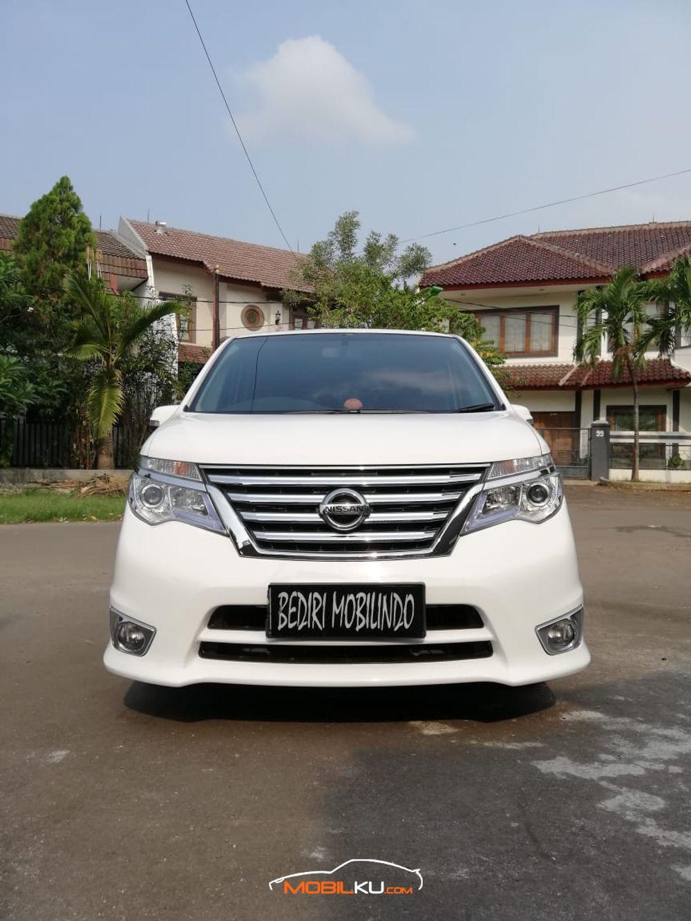 Mobil Nissan Serena 2016