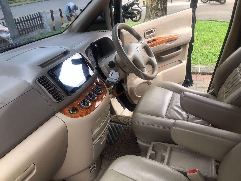 Mobil Nissan Serena 2012