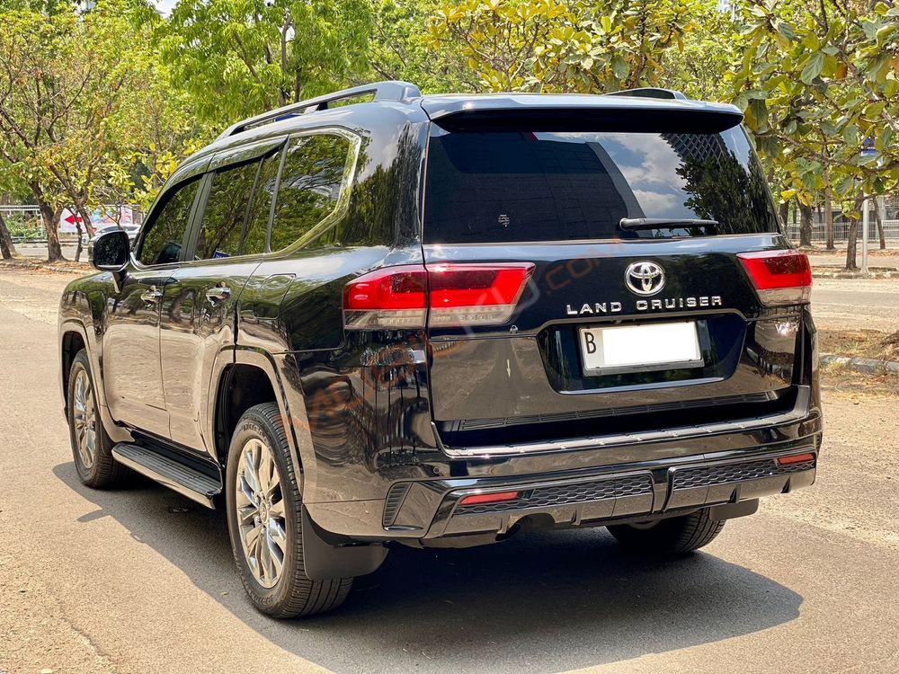 Mobil Toyota Land Cruiser 2023