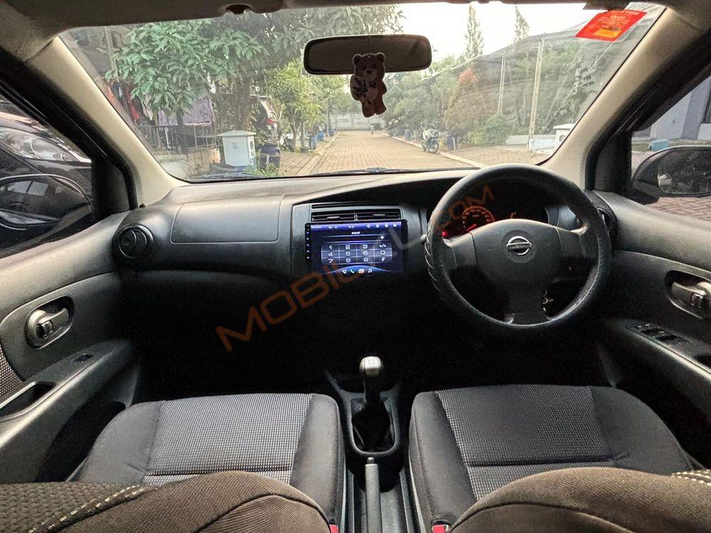 Mobil Nissan Grand Livina 2011