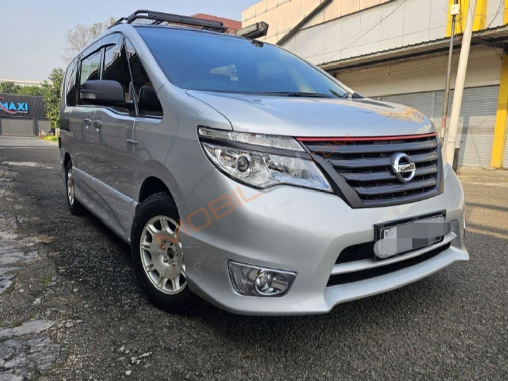 Mobil Nissan Serena 2017
