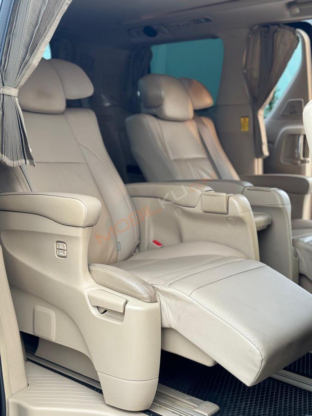 Mobil Toyota Alphard 2014