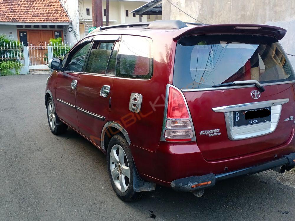 Mobil Toyota Kijang Innova 2005