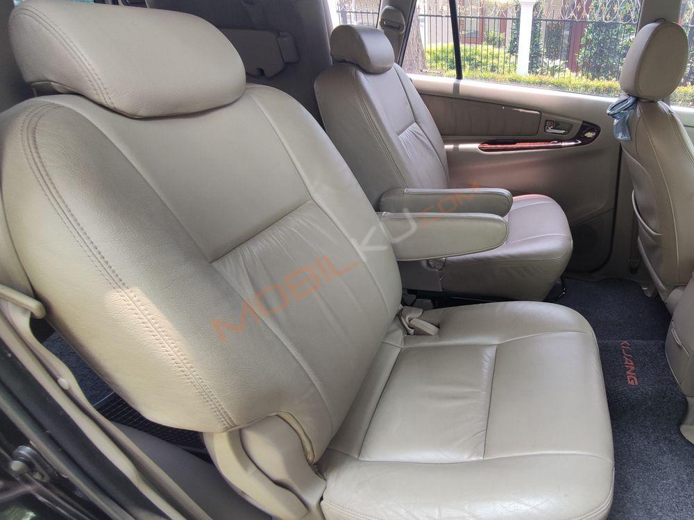 Mobil Toyota Kijang Innova 2012