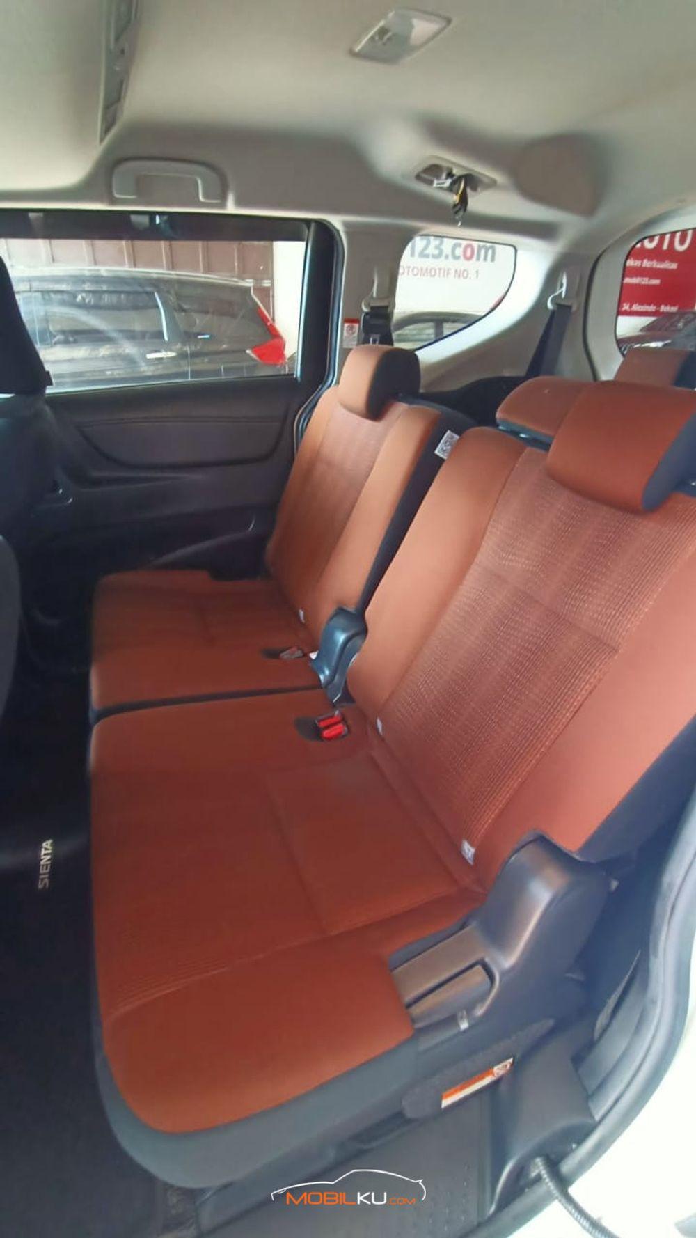 Mobil Toyota Sienta 2018