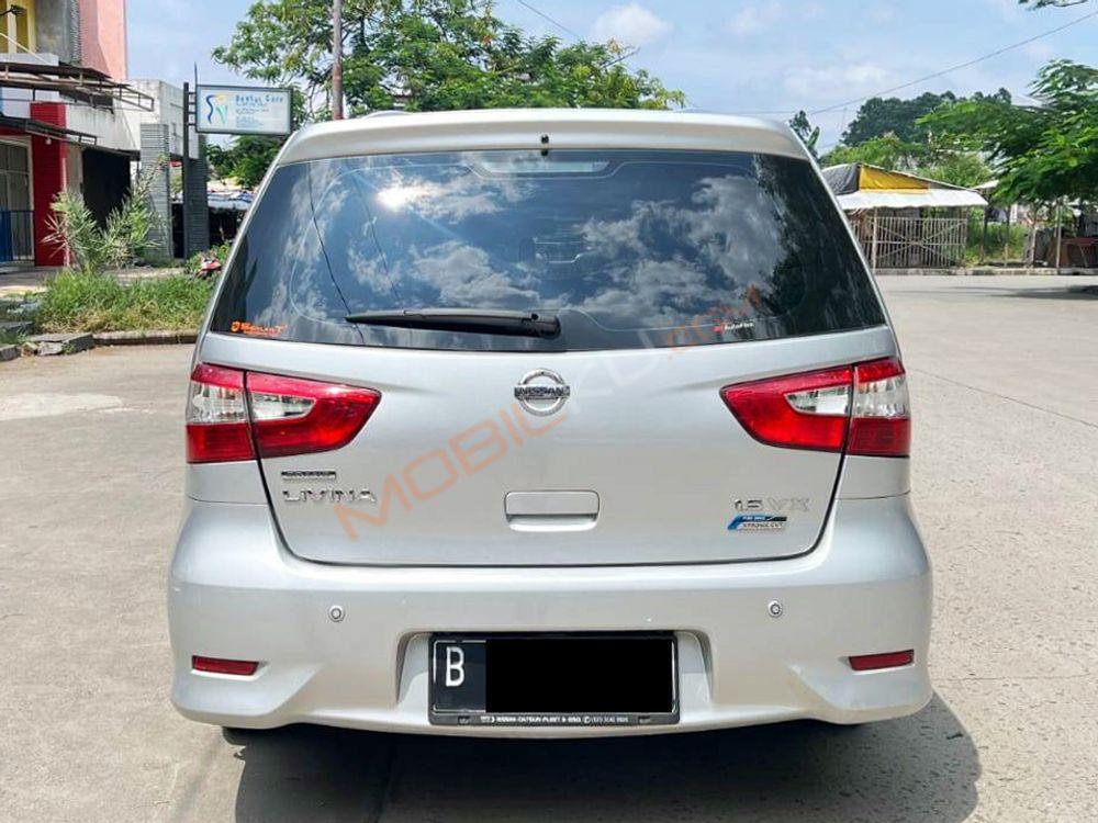 Mobil Nissan Grand Livina 2016