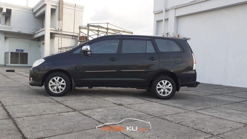 Mobil Toyota Kijang Innova 2010