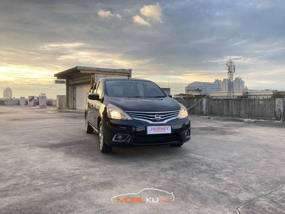 Mobil Nissan Grand Livina 2015