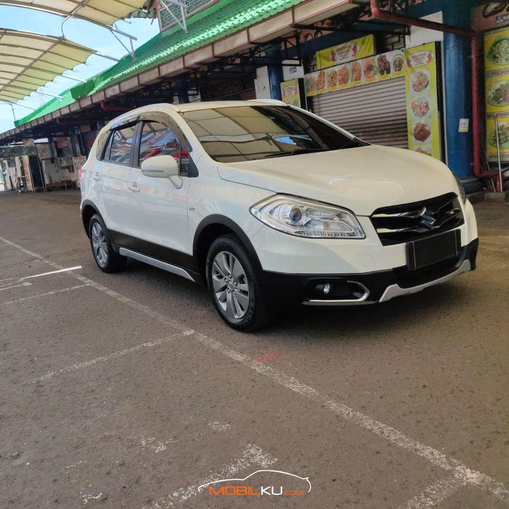 Mobil Suzuki SX4 2016
