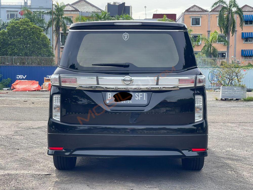 Mobil Nissan Elgrand 2014