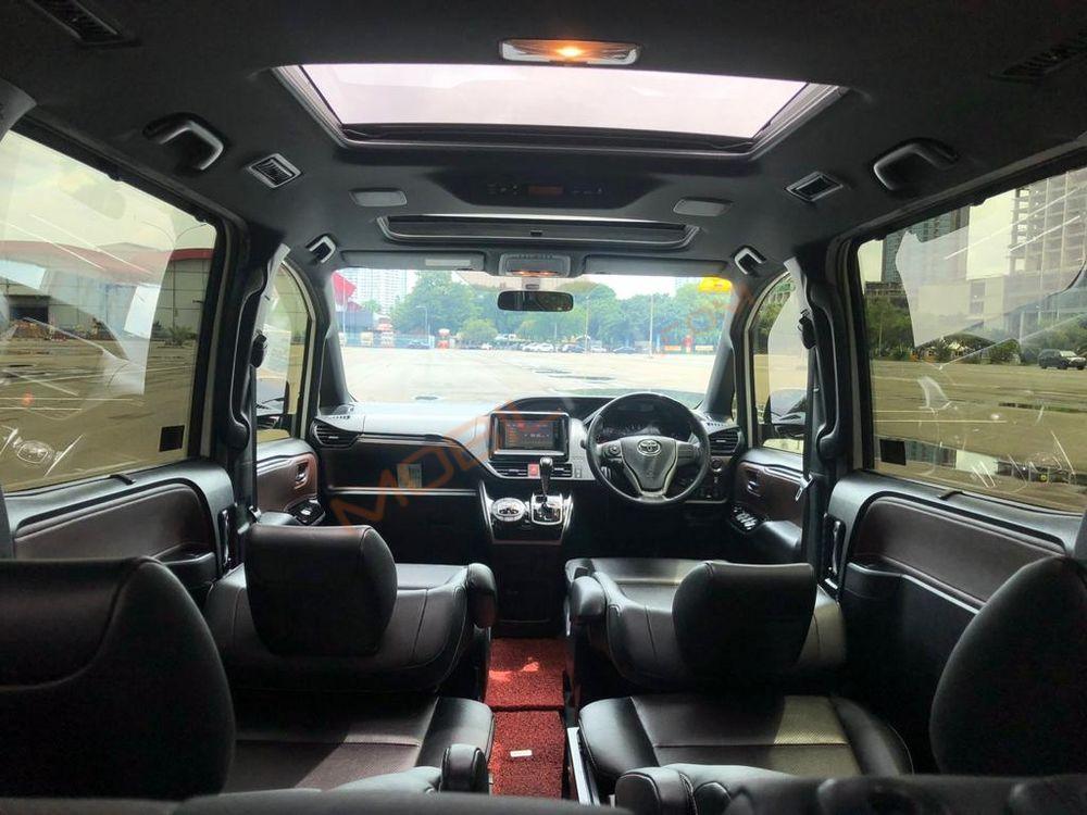 Mobil Toyota Voxy 2018