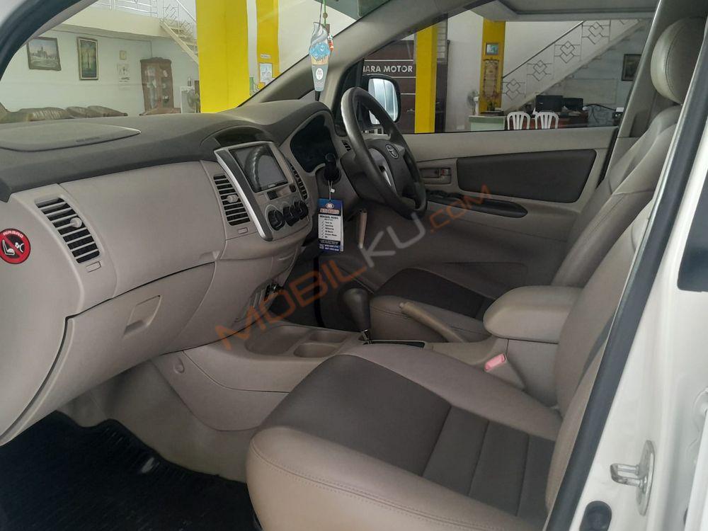 Mobil Toyota Kijang Innova 2014