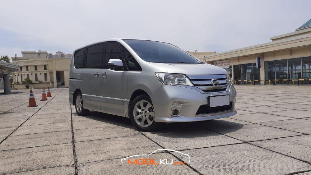 Mobil Nissan Serena 2015