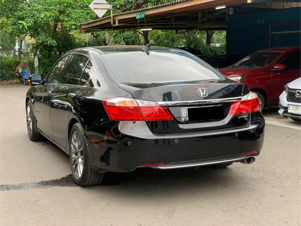 Mobil Honda Accord 2013