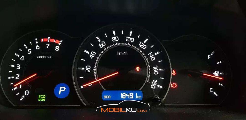 Mobil Toyota Voxy 2018
