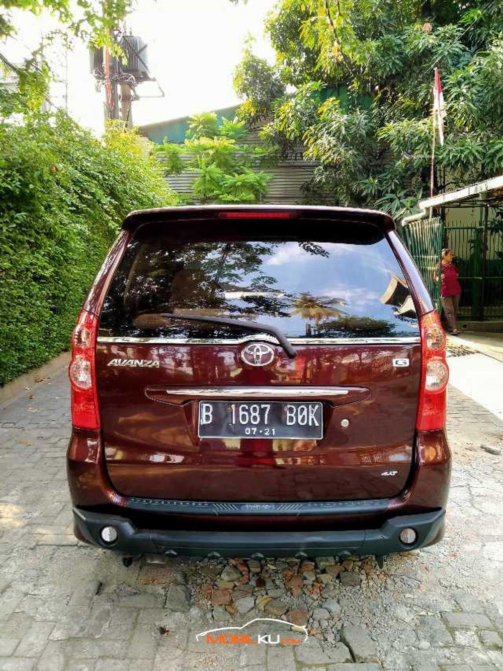 Mobil Toyota Avanza 2011