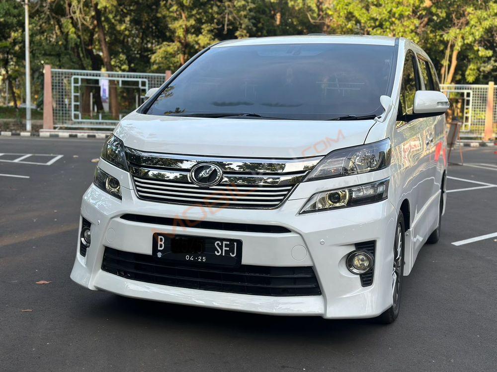 Mobil Toyota Vellfire 2015