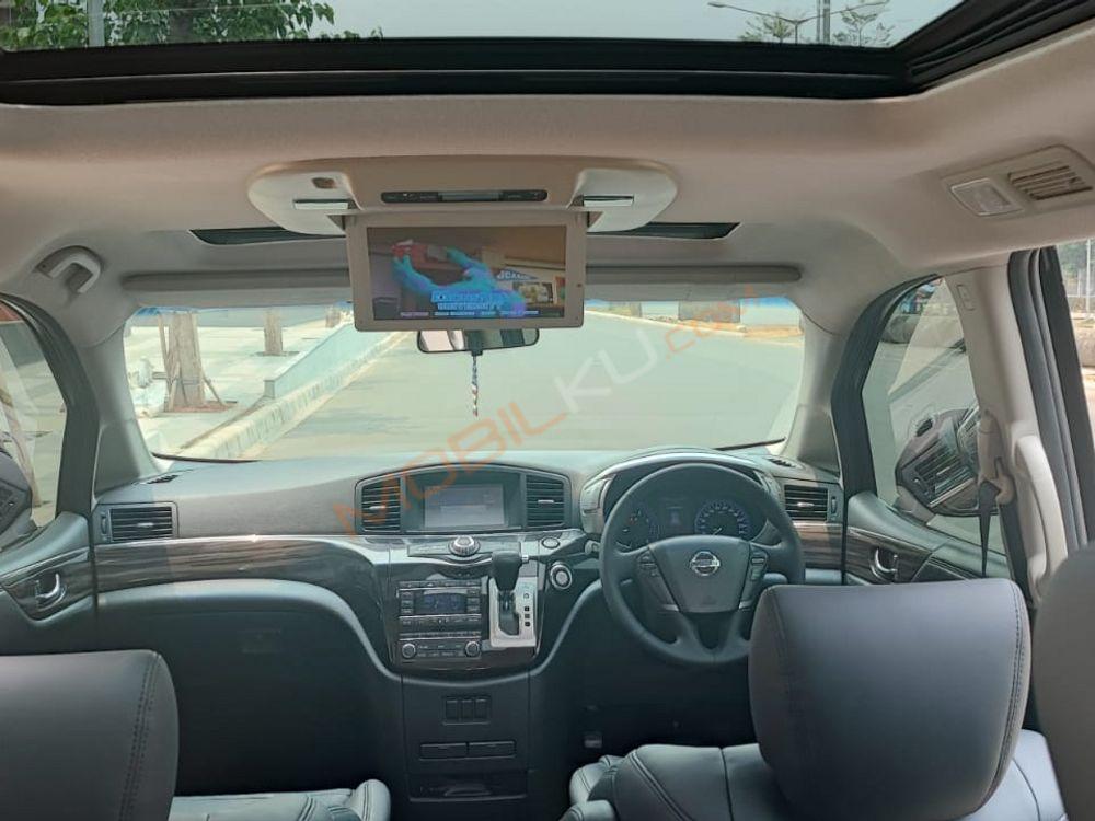 Mobil Nissan Elgrand 2015
