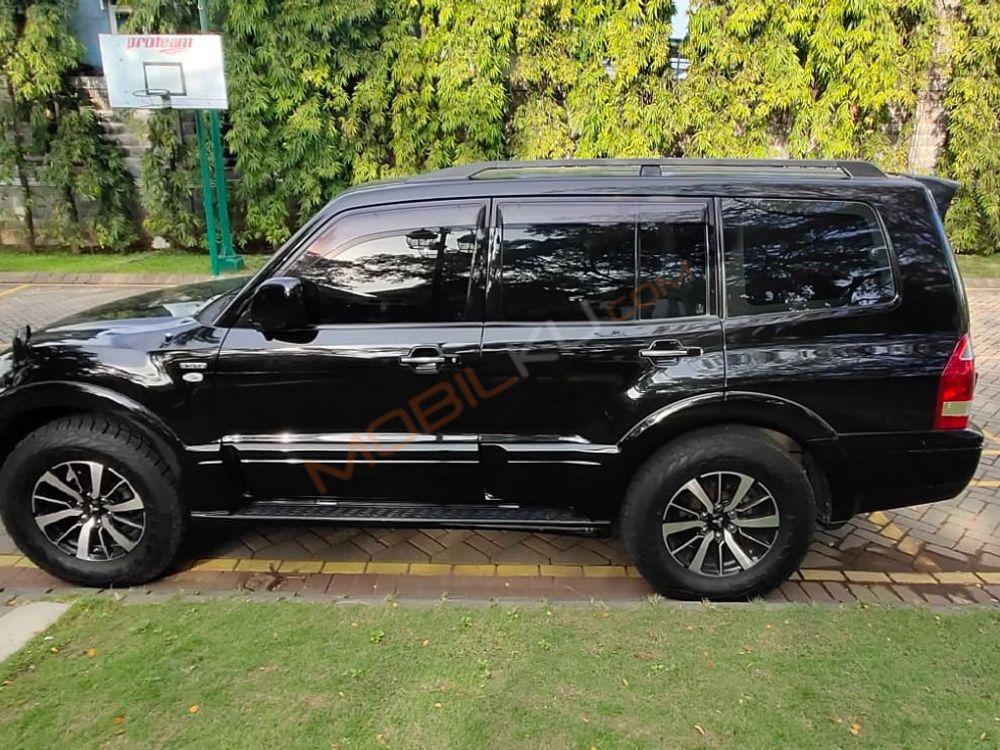 Mobil Mitsubishi Pajero 2005