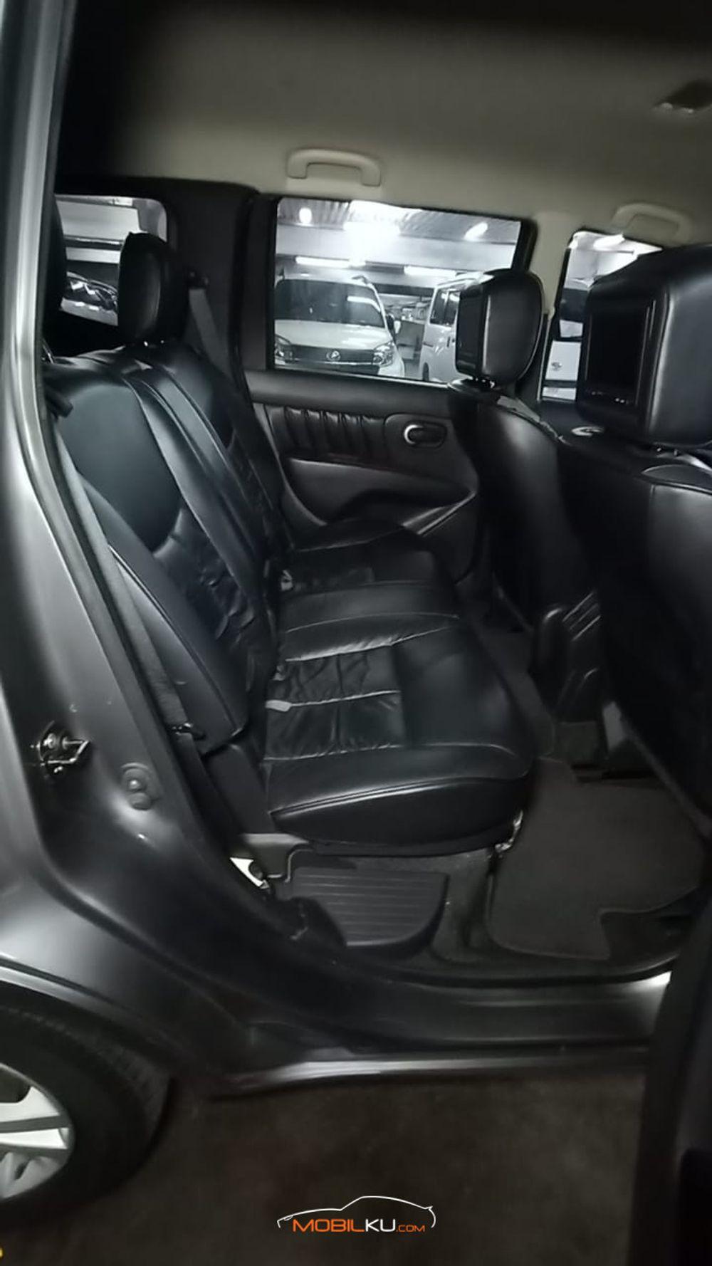 Mobil Nissan Grand Livina 2011