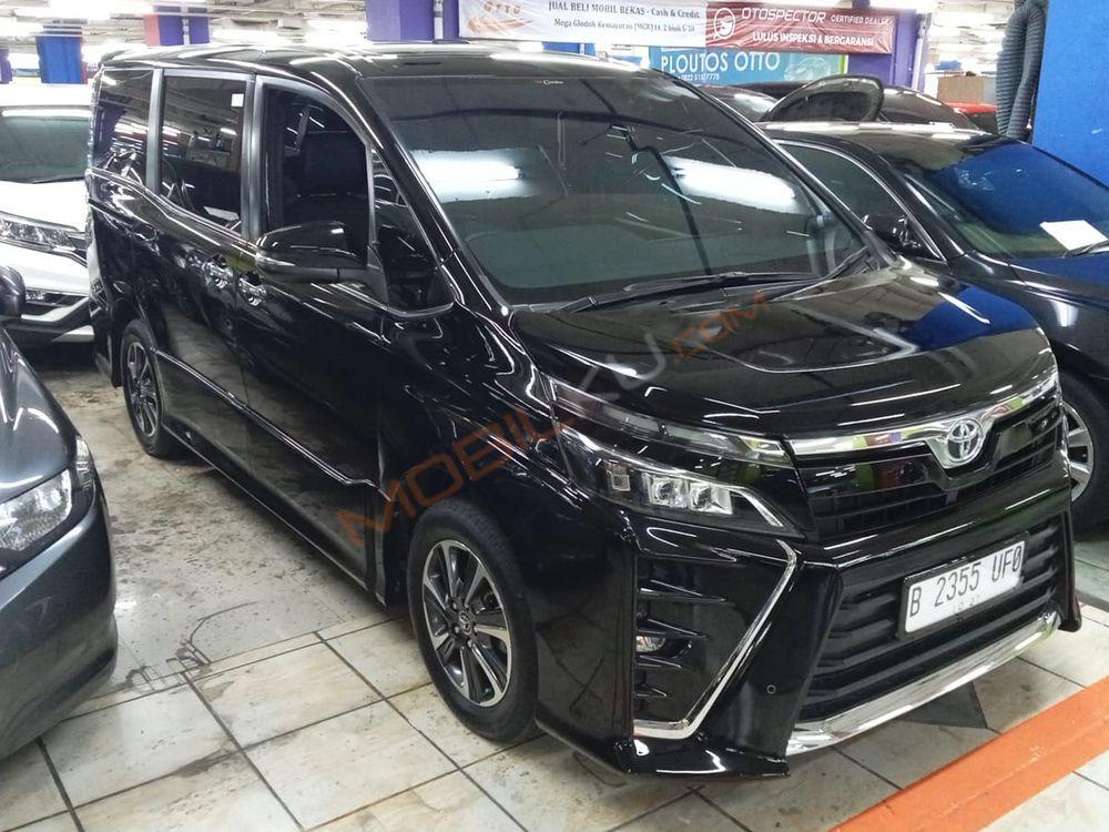 Mobil Toyota Voxy 2017